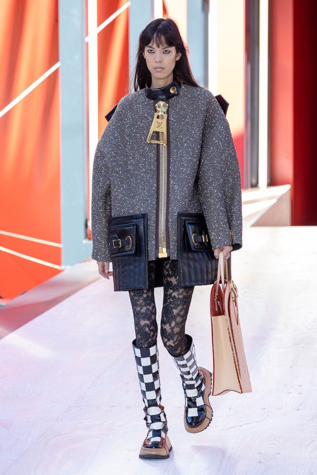 Inilah koleksi terbaru Louis Vuitton Spring Summer 2023. Desainer Louis Vuitton Nicolas Ghesquière menghadirkan segala sesuatunya menjadi lebih besar alias jumbo di karya terbarunya. Mulai dari resleting, kancing hingga belt dibuat dengan ukuran lebih besar dari umumnya.  Foto: Pascal Le Segretain/Getty Images.