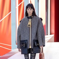 Inilah koleksi terbaru Louis Vuitton Spring Summer 2023. Desainer Louis Vuitton Nicolas Ghesquière menghadirkan segala sesuatunya menjadi lebih besar alias jumbo di karya terbarunya. Mulai dari resleting, kancing hingga belt dibuat dengan ukuran lebih besar dari umumnya.  Foto: Pascal Le Segretain/Getty Images.