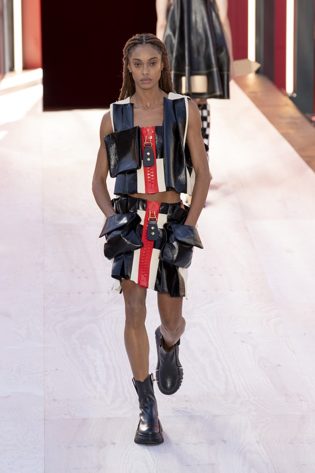 Inilah koleksi terbaru Louis Vuitton Spring Summer 2023. Desainer Louis Vuitton Nicolas Ghesquière menghadirkan segala sesuatunya menjadi lebih besar alias jumbo di karya terbarunya. Mulai dari resleting, kancing hingga belt dibuat dengan ukuran lebih besar dari umumnya.  Foto: Pascal Le Segretain/Getty Images.