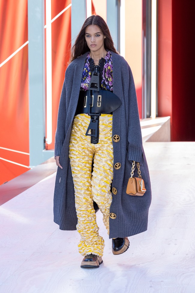 Inilah koleksi terbaru Louis Vuitton Spring Summer 2023. Desainer Louis Vuitton Nicolas Ghesquière menghadirkan segala sesuatunya menjadi lebih besar alias jumbo di karya terbarunya. Mulai dari resleting, kancing hingga belt dibuat dengan ukuran lebih besar dari umumnya.  Foto: Pascal Le Segretain/Getty Images.