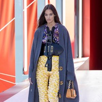 Inilah koleksi terbaru Louis Vuitton Spring Summer 2023. Desainer Louis Vuitton Nicolas Ghesquière menghadirkan segala sesuatunya menjadi lebih besar alias jumbo di karya terbarunya. Mulai dari resleting, kancing hingga belt dibuat dengan ukuran lebih besar dari umumnya.  Foto: Pascal Le Segretain/Getty Images.