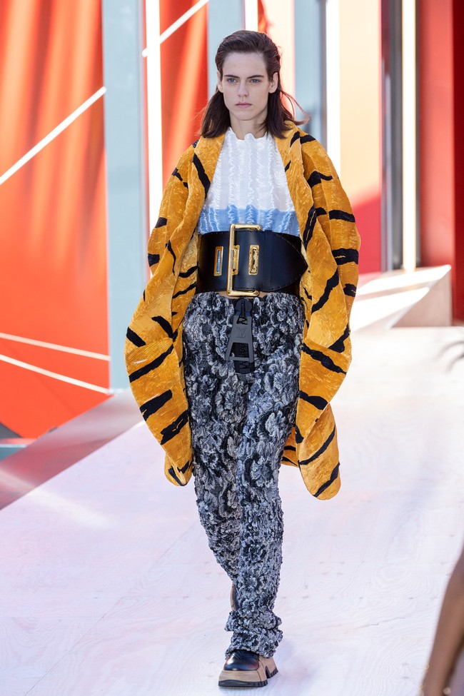 Inilah koleksi terbaru Louis Vuitton Spring Summer 2023. Desainer Louis Vuitton Nicolas Ghesquière menghadirkan segala sesuatunya menjadi lebih besar alias jumbo di karya terbarunya. Mulai dari resleting, kancing hingga belt dibuat dengan ukuran lebih besar dari umumnya. Foto: Pascal Le Segretain/Getty Images.