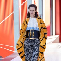 Inilah koleksi terbaru Louis Vuitton Spring Summer 2023. Desainer Louis Vuitton Nicolas Ghesquière menghadirkan segala sesuatunya menjadi lebih besar alias jumbo di karya terbarunya. Mulai dari resleting, kancing hingga belt dibuat dengan ukuran lebih besar dari umumnya. Foto: Pascal Le Segretain/Getty Images.