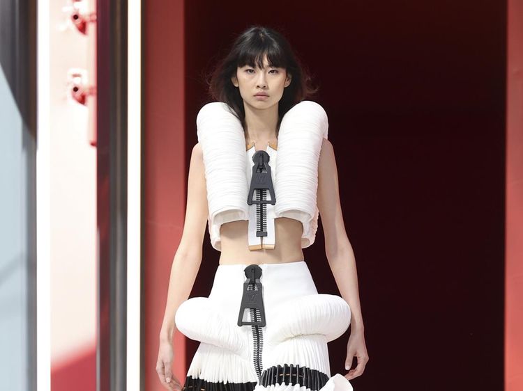 10 Busana Unik Louis Vuitton Spring/Summer 2023, Resleting dan Kancing Jumbo