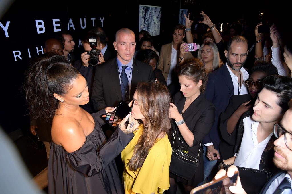 PARIS, FRANCE - SEPTEMBER 21: Rihanna menghadiri Pesta Peluncuran Fenty Beauty By Rihanna Paris yang diselenggarakan oleh Sephora di Jardin des Tuileries pada 21 September 2017 di Paris, Prancis.  (Foto oleh Dominique Charriau/Getty Images untuk Fenty Beauty)