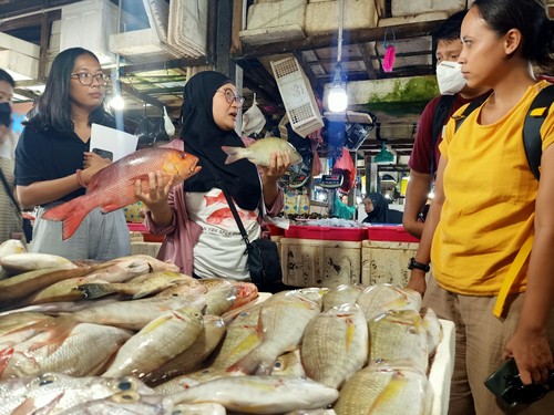 Fisheries Program Manager YKAN, Laksmi Larastiti ketika berada di Pasar Ikan Kedonganan, Jalan Pantai Kedonganan, Badung, Bali, Jumat (25/11/2022)