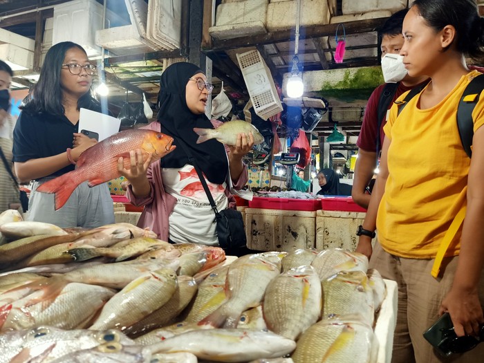 Fisheries Program Manager YKAN, Laksmi Larastiti ketika berada di Pasar Ikan Kedonganan, Jalan Pantai Kedonganan, Badung, Bali, Jumat (25/11/2022)