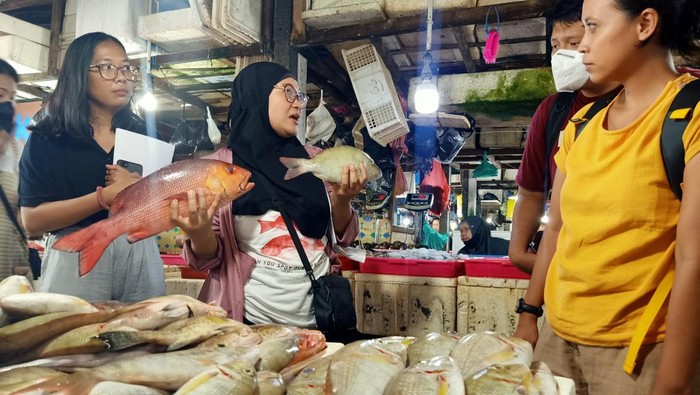 Fisheries Program Manager YKAN, Laksmi Larastiti ketika berada di Pasar Ikan Kedonganan, Jalan Pantai Kedonganan, Badung, Bali, Jumat (25/11/2022)