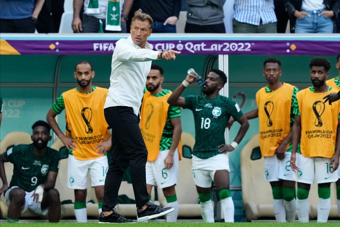 Gaya Pelatih Arab Saudi Herve Renard DOHA, QATAR - NOVEMBER 17: Herve Renard, Head Coach of Saudi Arabia, poses during the official FIFA World Cup Qatar 2022 portrait session on November 17, 2022 in Doha, Qatar. (Photo by Mark Metcalfe - FIFA/FIFA via Getty Images)