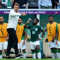 Laga antar Arab Saudi dan Argentina berlangsung di Lusail Stadium, Lusail, Qatar, pada Selasa (22/11/2022). Berbalut kemeja putih dan celana panjang hitam, Herve mengawasi dan memberi supervisi anak-anak asuhannya dari pinggir lapangan hijau. (Foto: Jose Breton/Pics Action/NurPhoto via Getty Images)