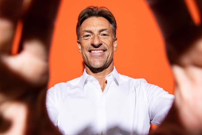 Saya menang dua piala Afrika dengan kemeja putih, lalu buat apa saya ganti dengan baju lain? ungkap veteran timnas Prancis era 80-an itu kepada sebuah stasiun TV Ghana seperti dikutip situs SNL24. (Foto: FIFA via Getty Images/Adam Pretty)