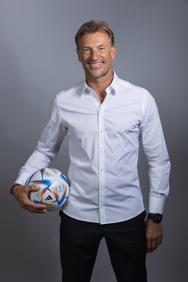 Kadang saya percaya hal yang berbau takhayul. Dan itu tidak akan berubah, ujar pria 54 tahun itu. Timnas Arab Saudi akan menghadapi Polandia di Grup C Piala Dunia 2022 besok, Sabtu (26/11/2022), malam. Apakah kemeja putih Hervé Renard kembali memuluskan jalan timnya? (Foto: FIFA via Getty Images/Mark Metcalfe)