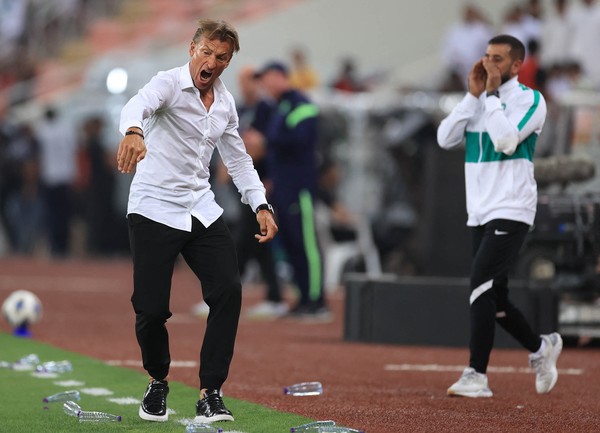 Pelatih Arab Pakai Sneakers LV di Piala Dunia 2022, Kemeja Putih