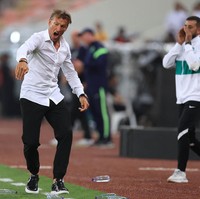 Merupakan bagian dari seri LV Trainer Sneakers yang dirancang oleh mendiang Virgil Abloh, sepatu ini hadir dengan motif monogram khas Louis Vuitton. Material kulit dan detail jahitan menjadi keistimewaan sepatu ini. Tak heran bila proses penjahitan untuk per pasangnya membutuhkan waktu tujuh jam. Menurut situs Louis Vuitton, sneakers ini dijual seharga US$ 1.270 atau hampir mencapai Rp 20 juta. (Foto: AFP via Getty Images)