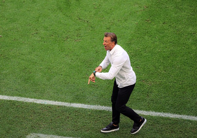 Kemeja putih seperti sudah menjadi seragam wajib bagi Herve. Kemeja tersebut hampir setiap saat menemani penampilan Herve di semua pertandingan terdahulu. Bukan sekadar untuk gaya-gayaan, tapi ia sudah menganggap kemeja putih seperti jimat keberuntungan. Hal yang diyakininya sejak masa-masa melatih untuk beberapa tim di benua Afrika. (Foto: Salih Zeki Fazlioglu/Anadolu Agency via Getty Images)