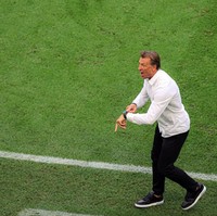 Kemeja putih seperti sudah menjadi seragam wajib bagi Herve. Kemeja tersebut hampir setiap saat menemani penampilan Herve di semua pertandingan terdahulu. Bukan sekadar untuk gaya-gayaan, tapi ia sudah menganggap kemeja putih seperti jimat keberuntungan. Hal yang diyakininya sejak masa-masa melatih untuk beberapa tim di benua Afrika. (Foto: Salih Zeki Fazlioglu/Anadolu Agency via Getty Images)