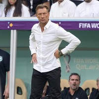 Kancing kerah dibiarkan terbuka sehingga terkesan lebih rileks. Pria berdarah Prancis juga tampak memakai sneakers Louis Vuitton berwarna hitam. (Foto: Getty Images/Lionel Hahn)