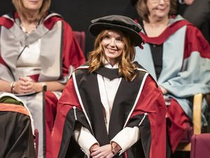 Raih Gelar Doktor, Geri Halliwell Pecahkan Rekor Spice Girls