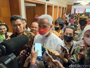 Respons Ganjar soal Foto Rambut Hitam Usai Kode Berambut Putih dari Jokowi