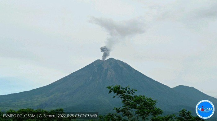 Gunung Semeru di Lumajang, Jawa Timur kembali erupsi. PVMBG menyebut erupsi terjadi pukul 07.02 WIB