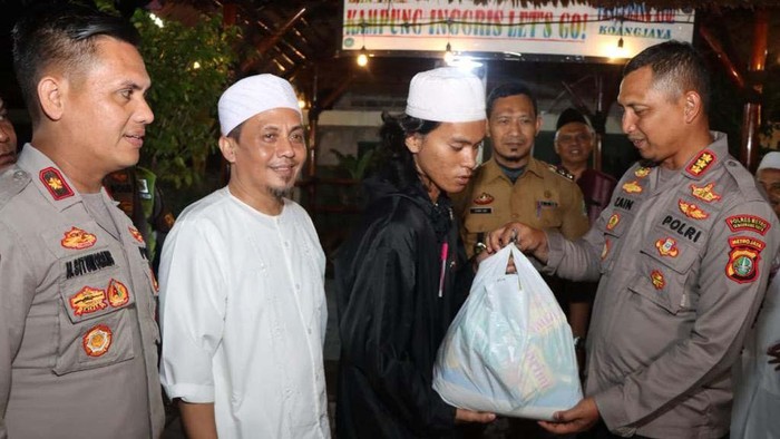 Polres Metro Tangerang Kota gelar program Guyub Kamtibmas. Yakni kegiatan silaturahmi anggota Polri kepada masyarakat 'door to door'.