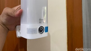 Desainnya yang berbentuk kotak, bikin Smart Floodlight Camera FW 01 unik untuk dimiliki. Foto: Agus Tri Haryanto/detikINET