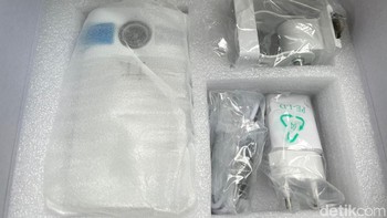 Ketika detikers unboxing Smart Floodlight Camera FW 01, barang ini didukung mouting untuk menempelkan kameranya di dinding, charger, dan buku petunjuk. Foto: Agus Tri Haryanto/detikINET