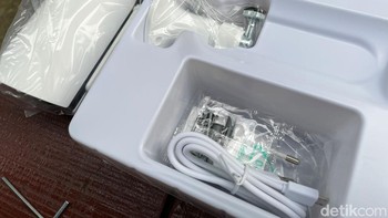 Ada kamera CCTV, kabel charger, mounting, dan juga buku petunjuk. Foto: Agus Tri Haryanto/detikINET