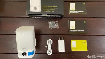 Ya, kamera CCTV ini tanpa perlu terhubung dengan kabel. Kalian hanya mengisi daya sampai penuh dan alat tersebut bisa beroperasi lewat genggaman smartphone. Foto: Agus Tri Haryanto/detikINET