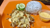 Selain Indomie Bangladesh, menu ayam geprek dari Warung Bang Hen juga tak boleh dilewatkan. Pilihan sambalnya beragam, salah satu yang menarik adalah ayam geprek dengan siraman saus keju gurih creamy. Foto: dok. detikFood
