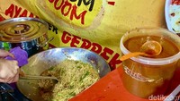 Racikan Indomie ini bukan dari negara Bangladesh, melainkan hanya sebutan nama saja. Aslinya, racikan ini menggunakan bumbu yang rempahnya berasal dari Aceh. Namun, ditawarkan warkop Agam yang populer di Medan. Foto: dok. detikFood