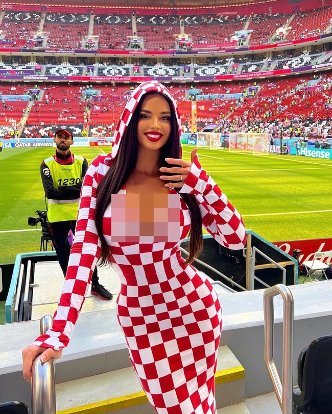 Ivana Knoll menjadi atensi karena selalu tampil seksi saat menonton Piala Dunia 2022 di Qatar. Dia pertamakali muncul di bangku penonton saat Kroasia melawan Maroko. Ia mengenakan dress ber-hoodie dengan motif kotak-kotak warna merah-putih serupa jersey timnas Kroasia. Yang paling mencuri atensi, dress itu mengekspos belahan dadanya. Foto: Instagram