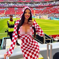 Ivana Knoll menjadi atensi karena selalu tampil seksi saat menonton Piala Dunia 2022 di Qatar. Dia pertamakali muncul di bangku penonton saat Kroasia melawan Maroko. Ia mengenakan dress ber-hoodie dengan motif kotak-kotak warna merah-putih serupa jersey timnas Kroasia. Yang paling mencuri atensi, dress itu mengekspos belahan dadanya. Foto: Instagram