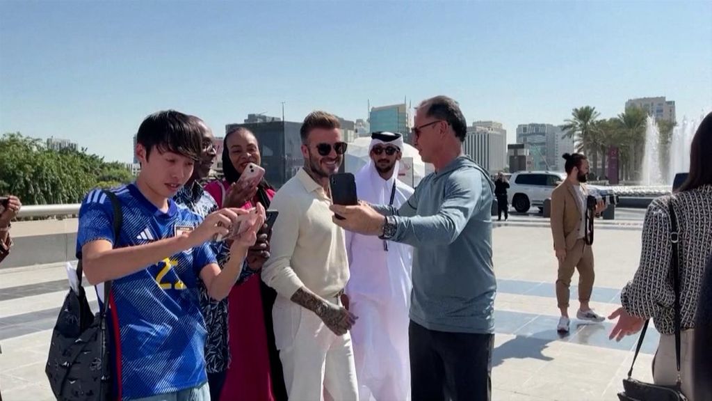 Momen David Beckham Jadi Sasaran Selfie Para Fans di Qatar