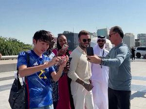 Momen David Beckham Jadi Sasaran Selfie Para Fans di Qatar