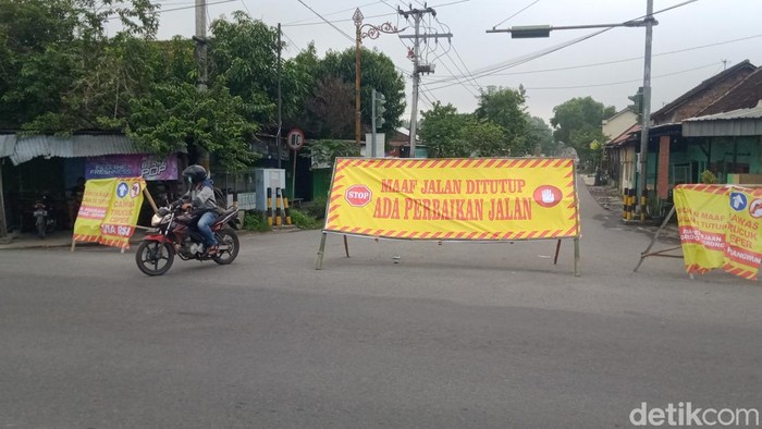 Jalan raya Klaten-Trucuk di ruas Desa Mlese, Kecamatan Ceper, Klaten, ditutup sementara, Jumat (25/11/2022).