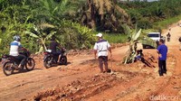 Selain di lokasi itu, ada juga kerusakan dan butuh perbaikan segera. Hanya saja masih belum darurat dan dapat dilalui kendaraan dengan hati-hati.