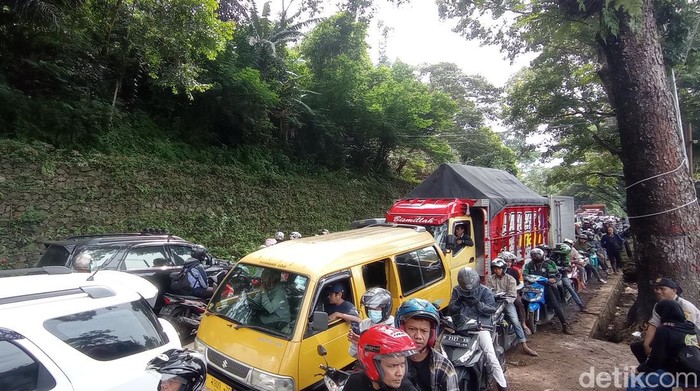Jalur Puncak-Cianjur disergap macet.
