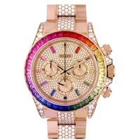 Jam tangan tersebut terlihat berkilauan dihiasi 36 potongan batu safir, 56 potong berlian, dan 11 safir yang diwarnai pelangi. Versi original dari item itu pertama kali dirilis pada 2018 dengan warna putih dan kuning tapi kurang mendapat respon yang diharapkan dibanding varian pelanginya yang cukup banyak dicari dan termasuk langka.Foto: Rolex