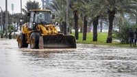 Banjir terjadi di beberapa ruas jalan. Salah satu jalan yang terendam banjir adalah akses menuju ke Mekah. (Reuters/Saudi Press Agency).