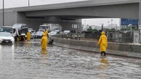 Hujan tersebut menyebabkan jalan menuju Mekah lumpuh karena banjir. (Reuters/Saudi Press Agency).