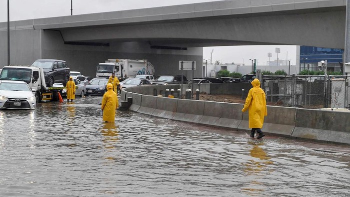 Vehicles drive through a flooded street following heavy rain, in Jeddah, Saudi Arabia, November 24, 2022. Saudi Press Agency/Handout via REUTERS ATTENTION EDITORS -  THIS IMAGE HAS BEEN SUPPLIED BY A THIRD PARTY