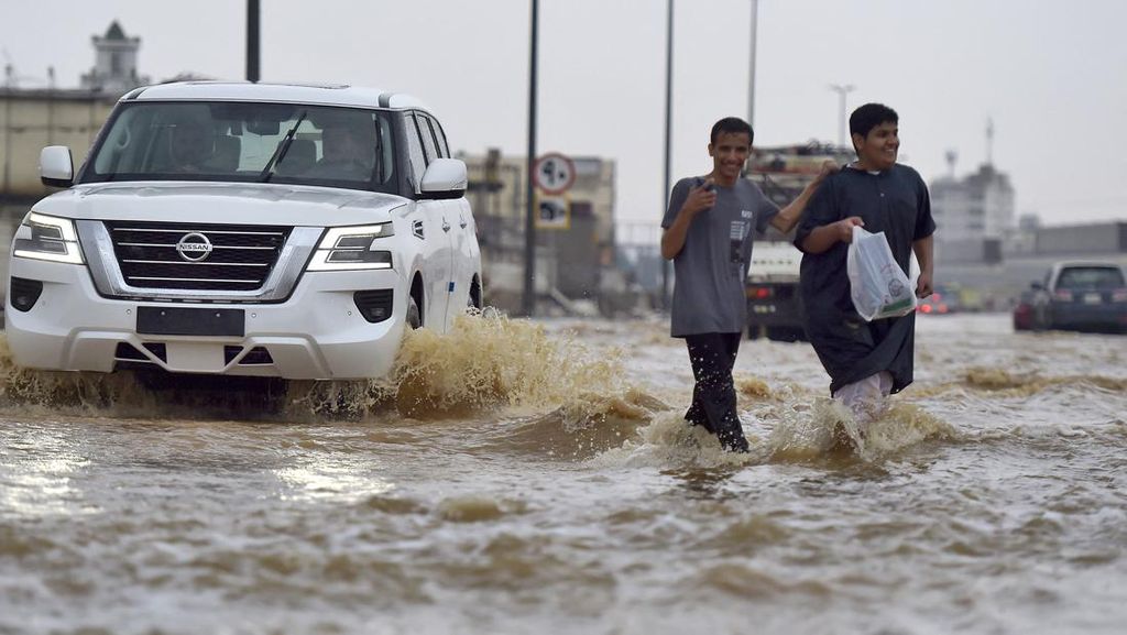 Jeddah Diguyur Hujan Lebat, Jalan Menuju Mekah Banjir