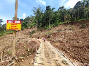 Jalan Longsor Tak Disentuh Pemerintah, Warga Ngebel Bikin Tol Sesek