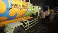 Sebanyak 10 Mobil Tangki Air (MTA) masing-masing berkapasitas 4.000 L, berikut 2 Instalasi Pengolahan Air (IPA), 40 toilet portable, dan 40 Hidran Umum (HU) sudah tiba di Kota Cianjur pada Kamis (24/11) dini hari dan terus didistribusikan ke posko-posko pengungsian yang membutuhkan. Foto: Dok. Kementerian PUPR