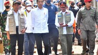 Tidak sendiri, Jokowi didampingi oleh Menteri Pekerjaan Umum dan Perumahan Rakyat (PUPR) Basuki Hadimuljono, Menteri Koordinator Bidang Pembangunan Manusia dan Kebudayaan (Menko PMK) Muhadjir Effendy, Menteri Sosial Tri Rismaharini dan Kepala Badan Nasional Penanggulangan Bencana (BNPB) Suharyanto. Foto: Dok. Kementerian PUPR
