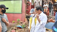 Usai meninjau penanganan longsoran di Jalan Kabupaten ruas Cugenang-Salahuni, Jokowi mengatakan selain pembukaan jalan saat ini juga masih berfokus untuk melakukan evakuasi di titik tersebut. Foto: Dok. Kementerian PUPR
