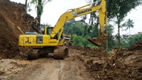 Pembersihan jalan dilakukan di kabupaten ruas Cugenang-Salahuni yang jaraknya hanya sekitar 1 km dari longsor jalan nasional kemarin. Di jalan kabupaten ini panjang longsorannya sekitar 150 meter di titik 1 dan di titik 2 sekitar 10 meter.  Foto: Dok. Kementerian PUPR