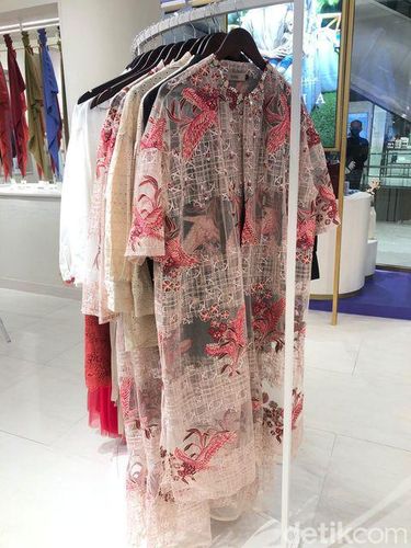 Kami. mengeluarkan koleksi motif Batik Jakarta, berkolaborasi dengan influencer Sarah Sofyan. Kami. mengeluarkan koleksi motif Batik Jakarta, berkolaborasi dengan influencer Sarah Sofyan.