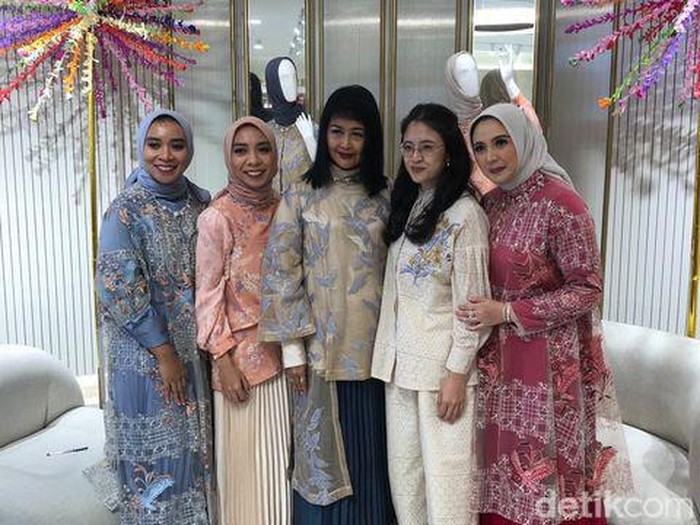 Kami. mengeluarkan koleksi motif Batik Jakarta, berkolaborasi dengan influencer Sarah Sofyan. Kami. mengeluarkan koleksi motif Batik Jakarta, berkolaborasi dengan influencer Sarah Sofyan.